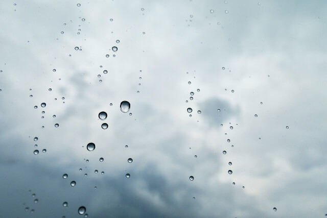 雨粒と曇り空