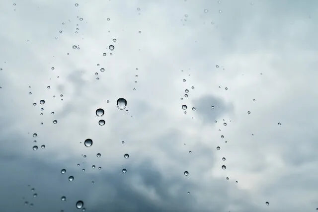 雨粒と曇り空