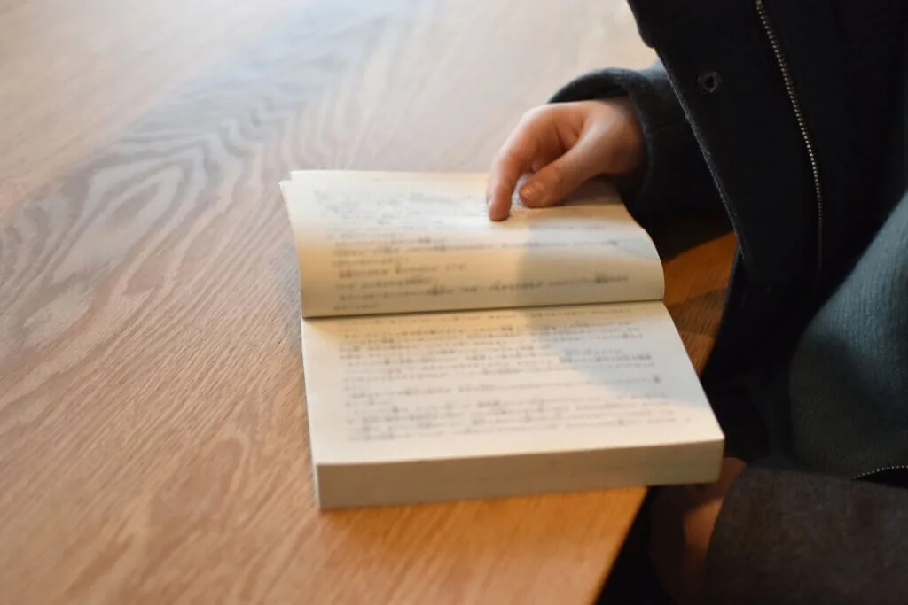 読書する人