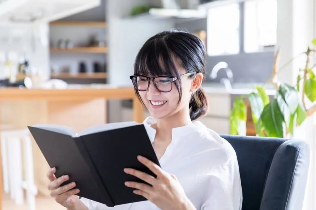 ソファで読書する女性 reading