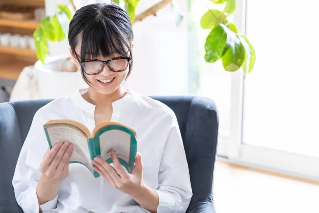 ソファで読書する女性　