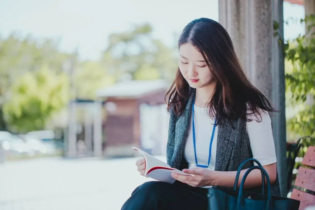 本を読む女性　 reading