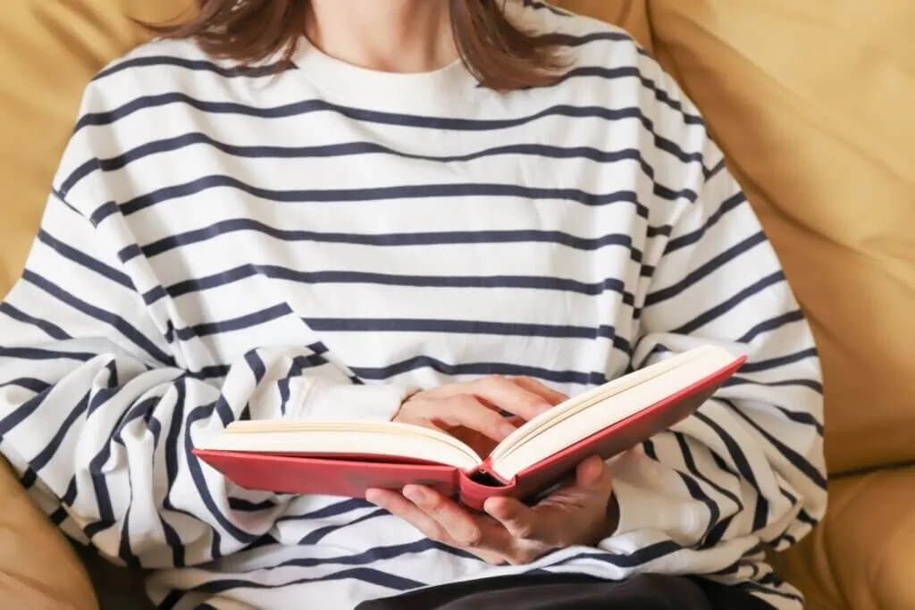 本を読む女性 読書イメージ