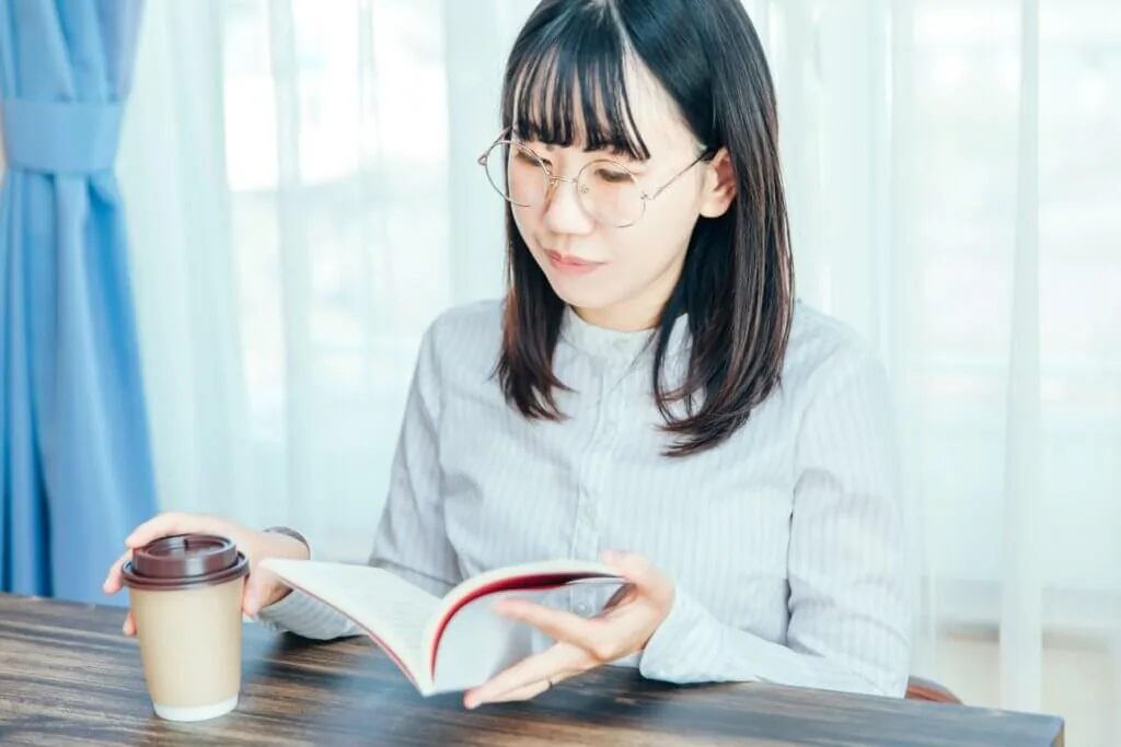 カフェで本を読む女性 book