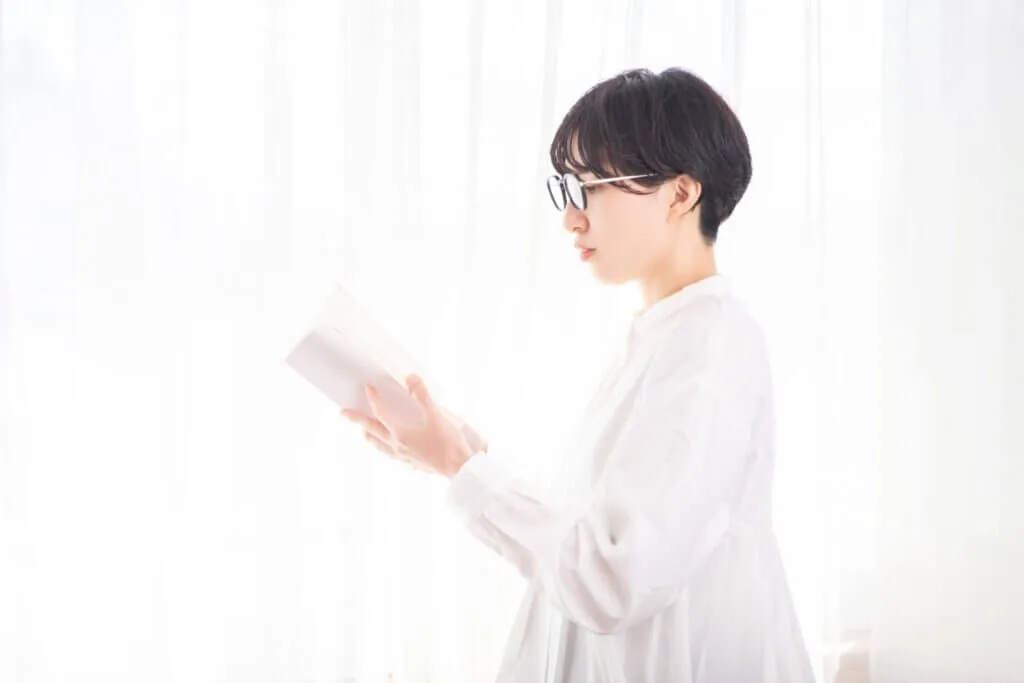 本を読む女性