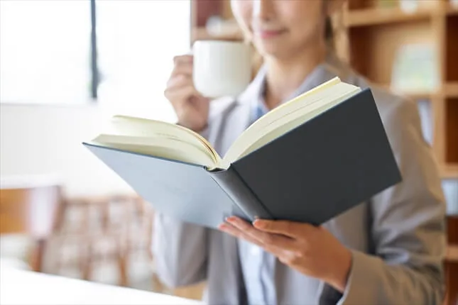 カフェで読書をするアジア人女性