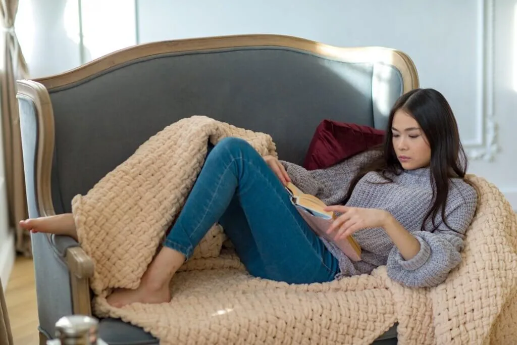 ソファーで本を読む女性2