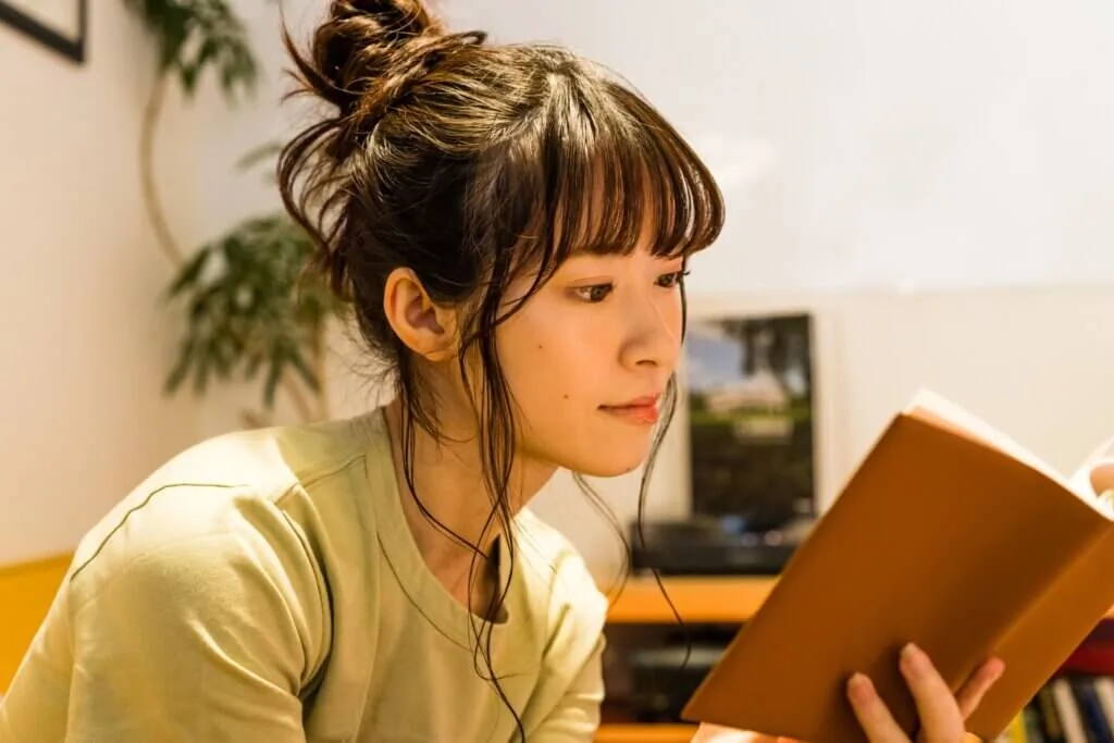 部屋で本を読む女性1