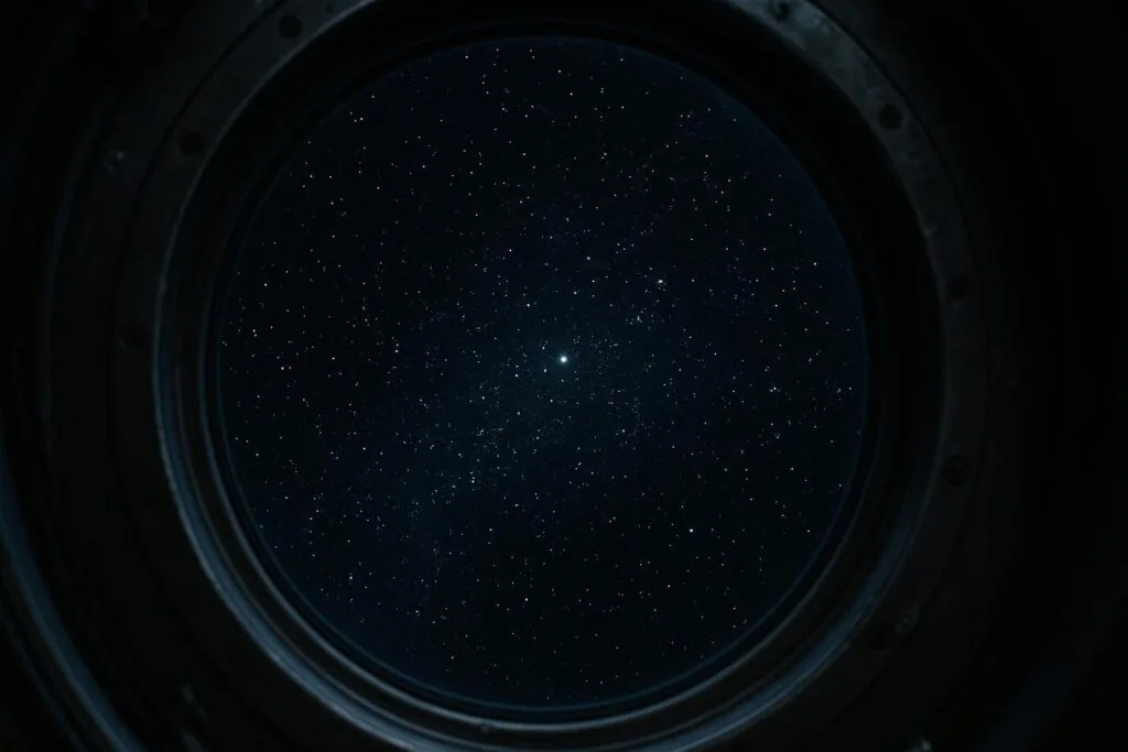 宇宙船の小窓から見える深宇宙と無数の星。プロジェクト・ヘイル・メアリーのイメージ
